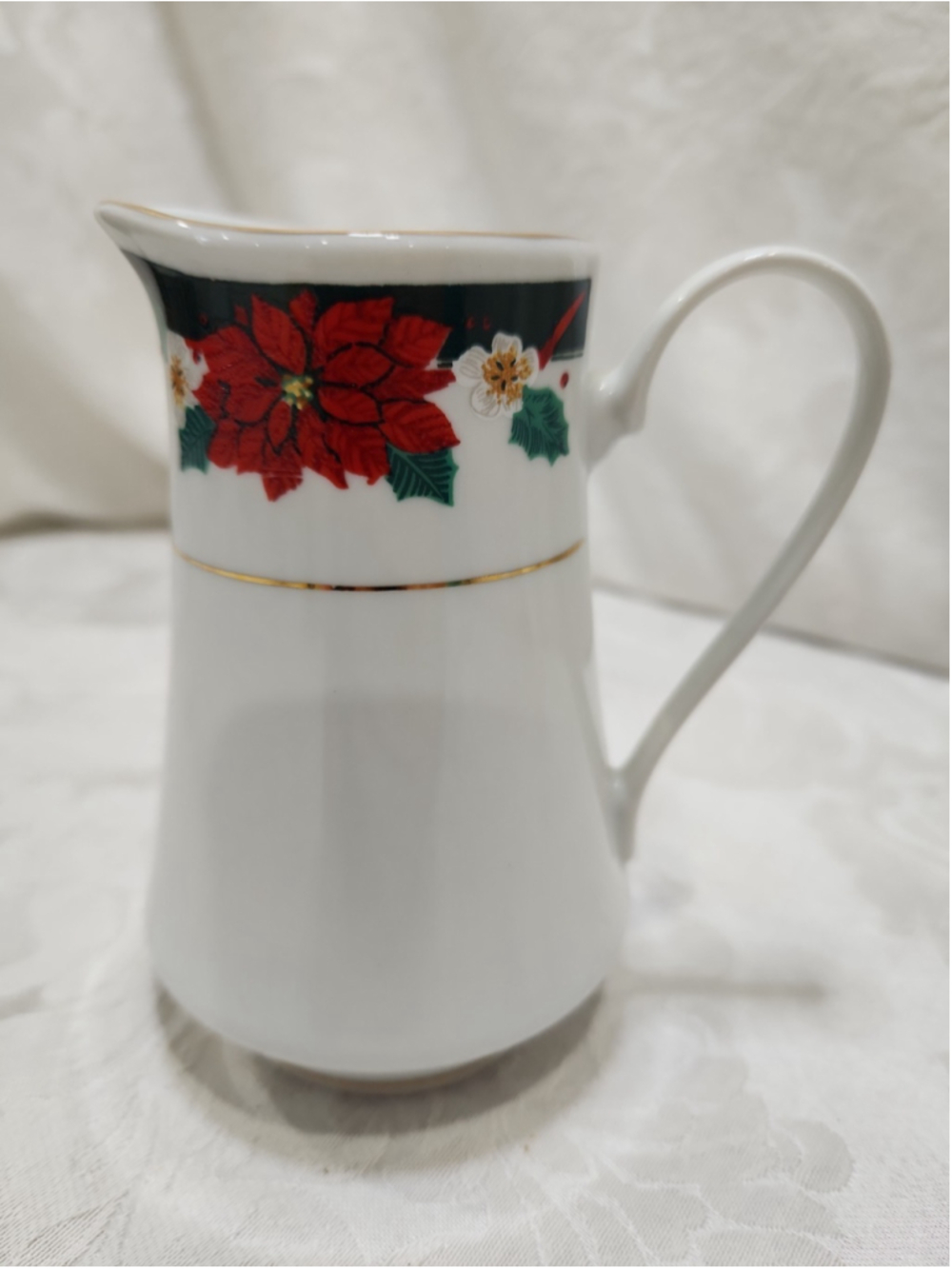Tienshan DECK THE HALLS Creamer 4.5" w Gold Band
